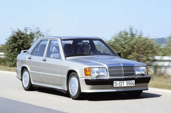 Малкият салон на Mercedes определено беше способна машина, но и малко скучна. За да се пребори с това, производителят първоначално искаше да направи рали автомобил рали, но появата на Audi quattro правеше 190 със задно предаване остарял от самото начало. И така, Mercedes ангажира британския специалист по двигатели Cosworth и влезе в серията DTM (германски туристически автомобили).

2,3-литровият 16-клапанов двигател със 183 коня (и по-късният 2,5 с 200 к.с.) бяха плавни и дадоха прилична производителност на пътните автомобили (въпреки че Sierra Cosworth можеше да ги изпревари). 

Mercedes-Benz направи майсторски рекламен удар, като проведе Race of Champions около току-що отворения отново Нюрбургринг. Събитието включва светила като Ники Лауда, Джеймс Хънт, Розберг и малко известен бразилец на име Айртон Сена, който взе, че победи.
